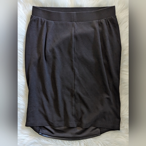 EUC 41 Hawthorn black faux leather front panel elastic waist curved hemline - Picture 2 of 9